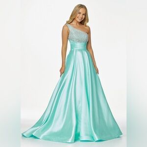 Elegant Mint Green One-Shoulder Gown